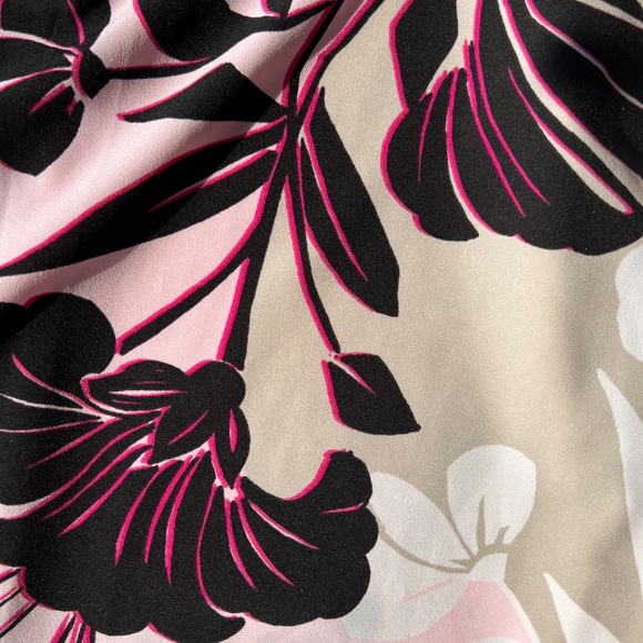 *HOST PICK* 👜👛Pretty in Pink Floral Tunic Top with V-neck - Picture 5 of 8